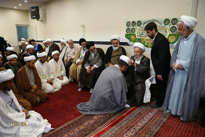 آئین عمامه گذاری طلاب در روز میلاد پیامبر اکرم(ص) و امام جعفر صادق(ع) در قم