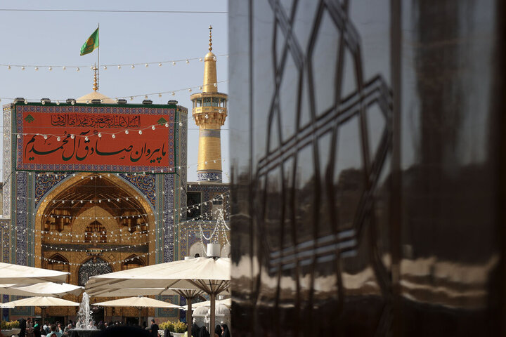 Informe fotográfico | Colocan pancartas conmemorativas del nacimiento del Profeta Muhammad en el santuario de Razavi