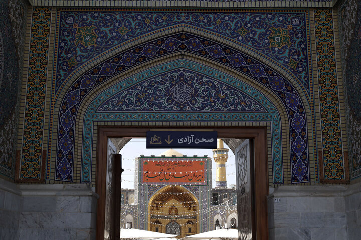 Informe fotográfico | Colocan pancartas conmemorativas del nacimiento del Profeta Muhammad en el santuario de Razavi