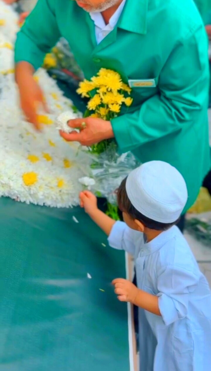 ویدیو | گل‌آرایی حرم مطهر رضوی به مناسبت میلاد پیامبر اکرم(ص) و امام صادق(ع)