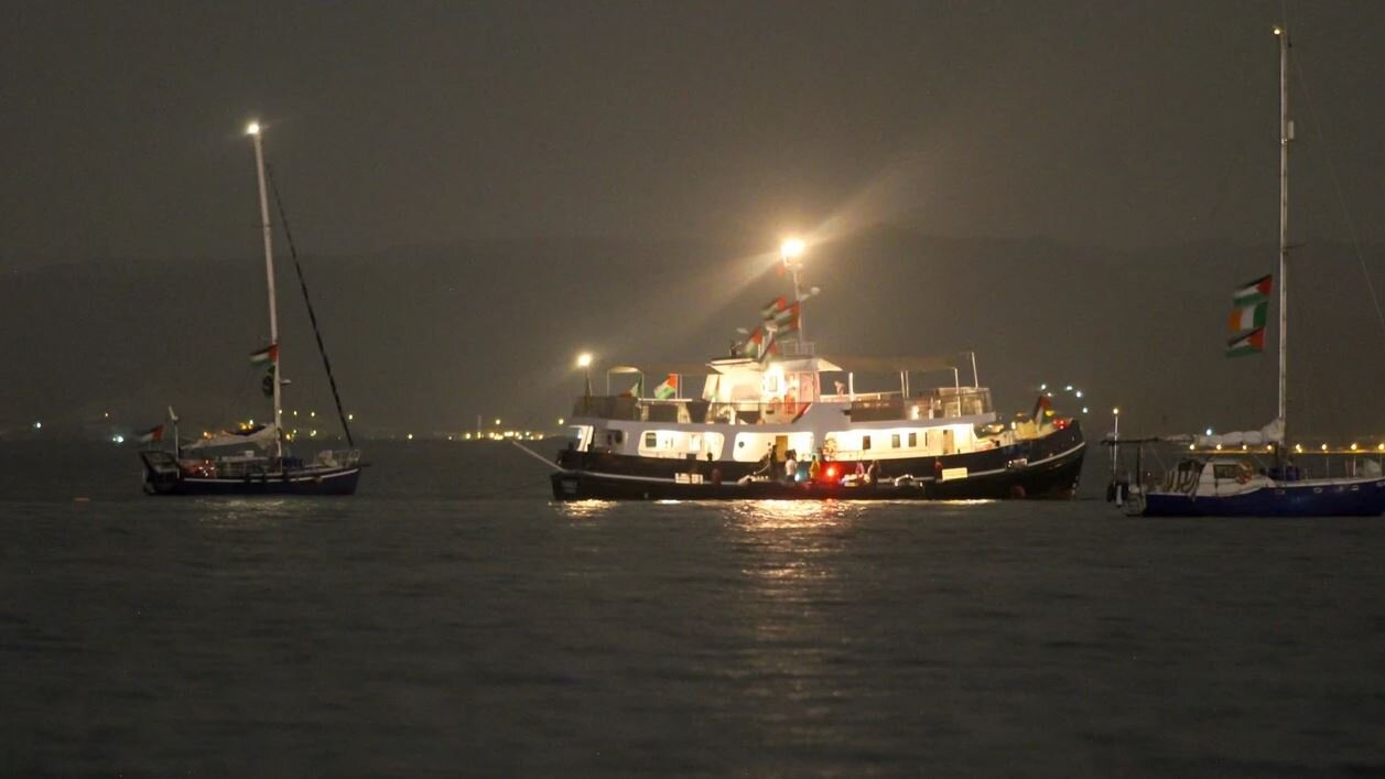 Ataque renovado de los sionistas contra el barco de la flota «Sumud»