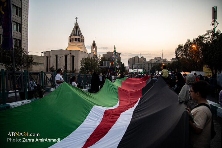شکوه جشن میلاد پیامبر(ص) در قلب تهران؛ موکب‌ها و آتش‌بازی در میدان ولی‌عصر(عج)
