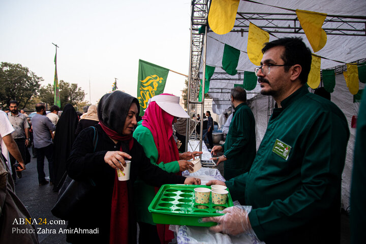 شکوه جشن میلاد پیامبر(ص) در قلب تهران؛ موکب‌ها و آتش‌بازی در میدان ولی‌عصر(عج)