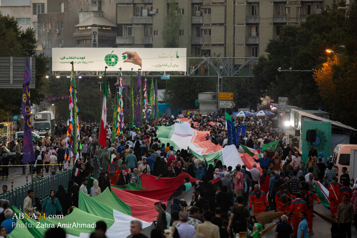 شکوه جشن میلاد پیامبر(ص) در قلب تهران؛ موکب‌ها و آتش‌بازی در میدان ولی‌عصر(عج)