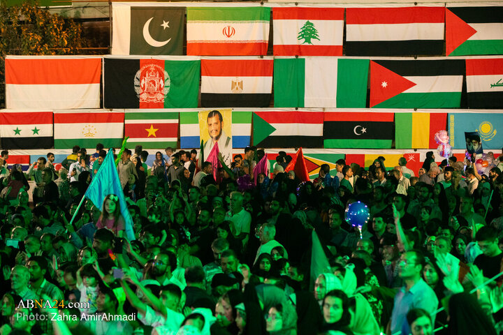 شکوه جشن میلاد پیامبر(ص) در قلب تهران؛ موکب‌ها و آتش‌بازی در میدان ولی‌عصر(عج)