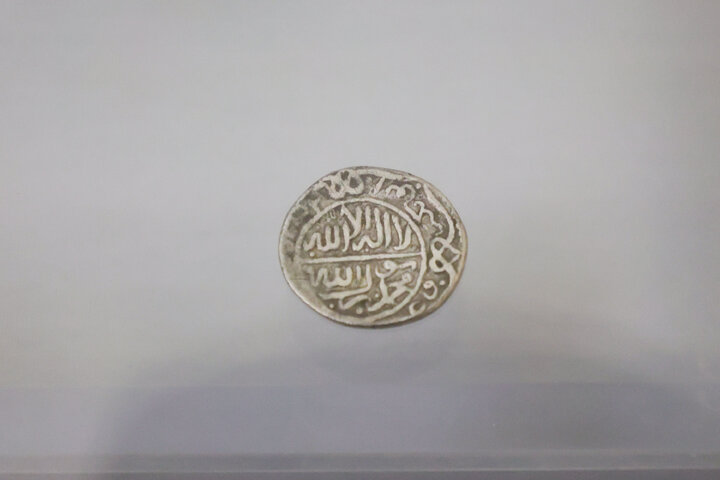 تقرير مصور/ إزاحة الستار عن عملات تاريخية تحمل اسم النبي محمد (ص) في متحف الحرم الرضوي الشریف