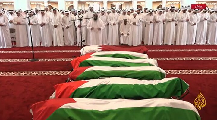 ویدیو | اقامۀ نماز میت بر شهدای حملۀ تروریستی به دوحه با حضور امیر قطر