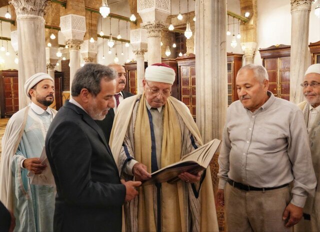Araqchi Ya Ziyarci Masallacin "Jami’iz-Zaytouna" Inda Ya Gana Da Babban Mufti Na Tunisia