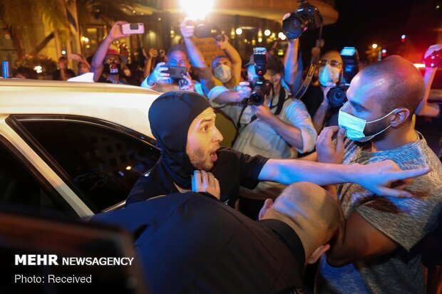 တဲလ်အဗစ်မြို့ တွင် အစ္စရေးဆန္ဒပြသူများသည် တိုက်ရိုက်ထုတ်လွှင့်သည့် အစီအစဉ်အတွင်း Channel 14 စတူဒီယိုကို တိုက်ခိုက် တဲလ်အဗစ်မြို့ တွင် အစ္စရေးဆန္ဒပြသူများသည် တိုက်ရိုက်ထုတ်လွှင့်သည့် အစီအစဉ်အတွင်း Channel 14 စတူဒီယိုကို တိုက်ခိုက်