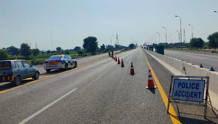 پنجاب: سیلاب کے باعث جلال پور پیروالا کے قریب موٹروے ایم 5 کو بند کردیا گیا پنجاب: سیلاب کے باعث جلال پور پیروالا کے قریب موٹروے ایم 5 کو بند کردیا گیا