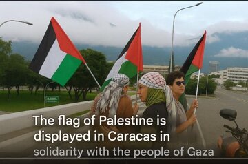 کاراکاس میں فلسطینی پرچم لہرایا گیا؛ غزہ کے عوام کے ساتھ یکجہتی کا اعلان