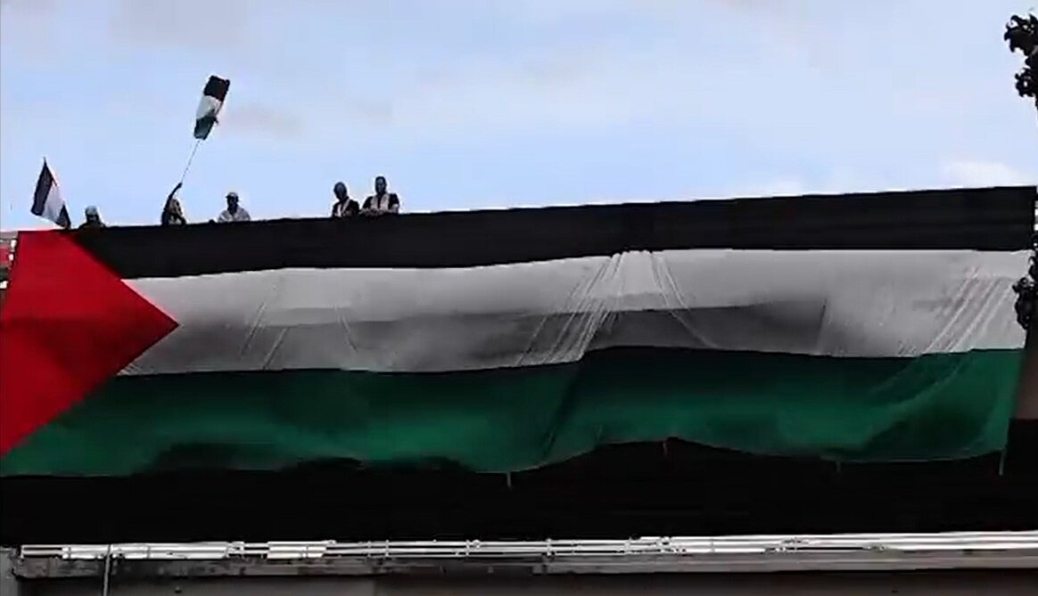 ویدیو | پرچم فلسطین در کاراکاس برافراشته شد؛ اعلام همبستگی با مردم غزه