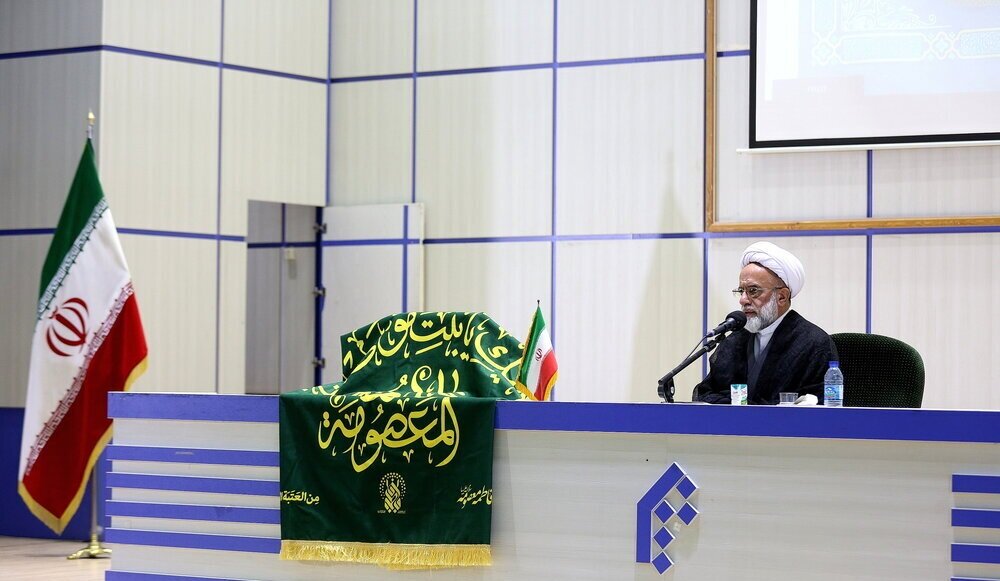 ہندوستانی علماء  اپنے علم کے ذریعے اہل سنت کے مراکز سے رابطہ قائم کریں ہندوستانی علماء  اپنے علم کے ذریعے اہل سنت کے مراکز سے رابطہ قائم کریں