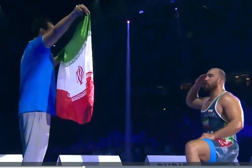 ویڈیو | عالمی فری اسٹائل ریسلنگ چیمپئن کا ایران کے پرچم کو سیلوٹ ویڈیو | عالمی فری اسٹائل ریسلنگ چیمپئن کا ایران کے پرچم کو سیلوٹ