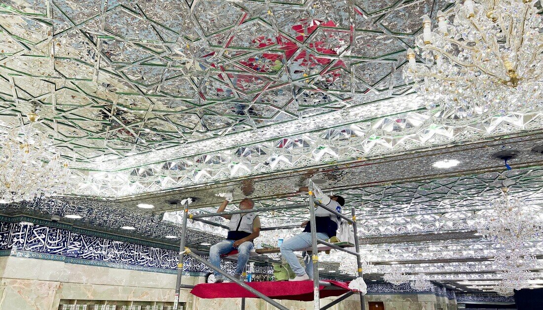 كوادر قسم الصيانة في العتبة الحسينية تنجز إدامة مرايا سرداب الشهداء في الحرم الحسيني