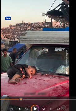 Vîdyo | Zarokekî Filistînî ku ji ber koçberiyê westiyayî, di otomobîlê de radizê