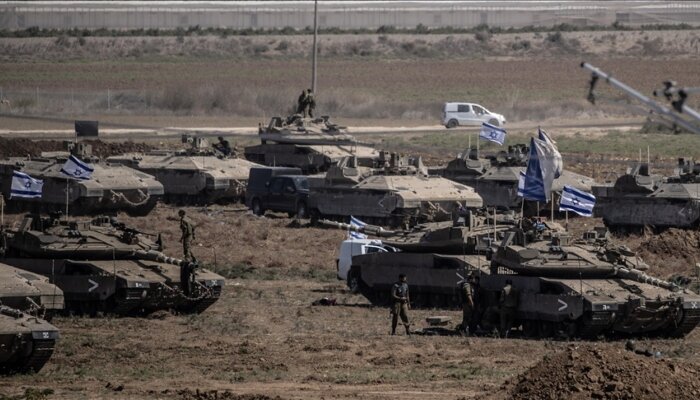 فضائی بمباری کے بعد اسرائیلی فورس غزہ میں داخل، 3 صحافیوں سمیت 60 فلسطینی شہید