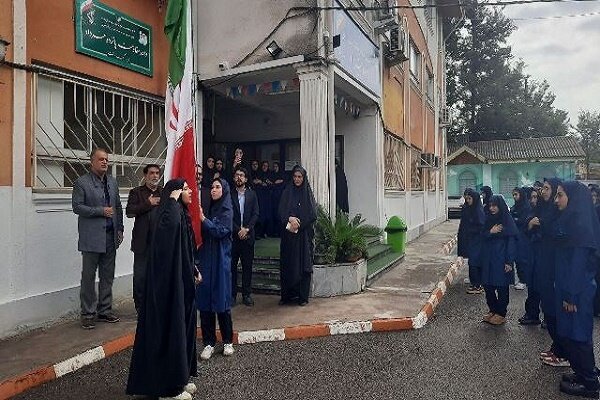 اهتزاز پرچم ایران سرافراز در مدارس گیلان