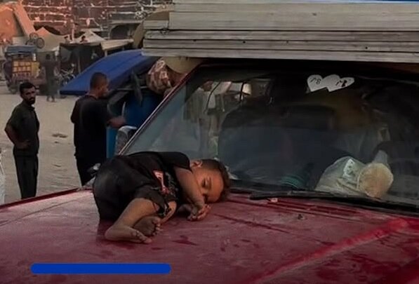 ویدیو | کودک فلسطینی خسته از آوارگی، روی خودرو به خواب رفت