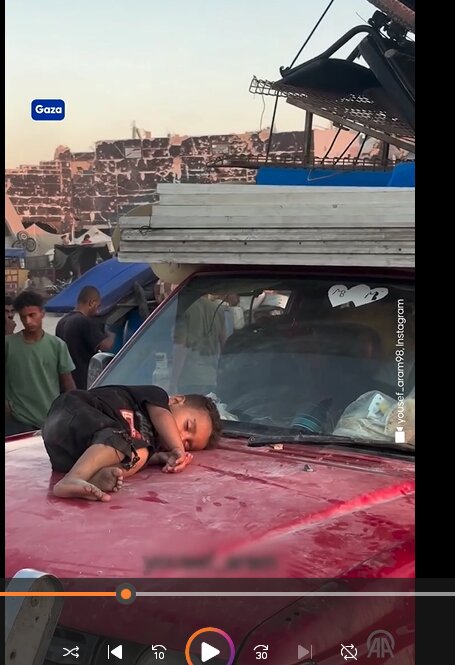 Vîdyo | Zarokekî Filistînî ku ji ber koçberiyê westiyayî, di otomobîlê de radizê