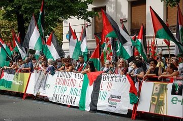 Hadirkan Solidaritas Terbesar untuk Palestina, Aksi Massa di Madrid Hentikan Balap Sepeda Vuelta Spanyol 2025