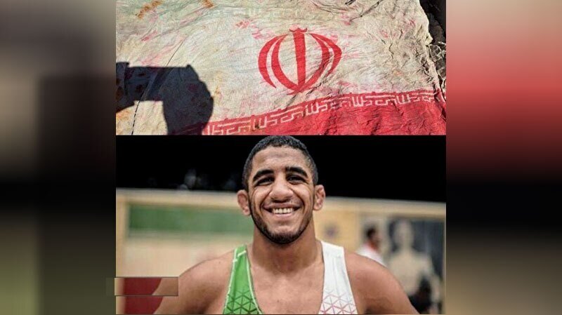 اهدای پرچم ایران کشف شده در عملیات تفحص شهدا به رحمان عموزاد