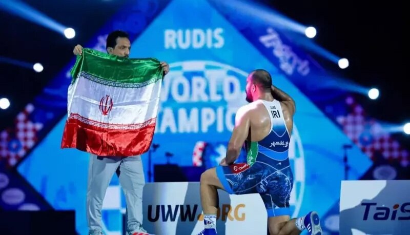 عکس | تصویر قهرمانان کشتی جهان بر روی دیوارنگاره میدان انقلاب تهران