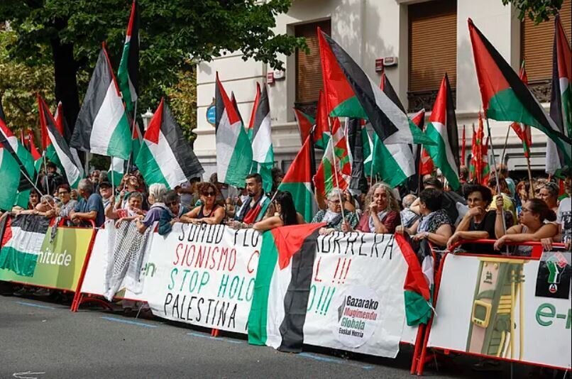 Hadirkan Solidaritas Terbesar untuk Palestina, Aksi Massa di Madrid Hentikan Balap Sepeda Vuelta Spanyol 2025