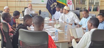 Rais wa Jamiat al-Mustafa (s) - Tanzania, Dkt. Ali Taqavi, akifuatilia kwa karibu zaidi maendeleo ya Wanafunzi katika Sayansi za Qur’an Tukufu +Picha