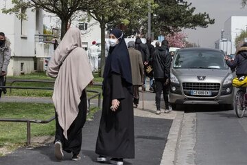 Dua dari Tiga Muslim di Prancis Jadi Korban Rasisme