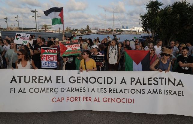 Protestas masivas en el puerto de València contra la llegada de un barco con armas a Israel