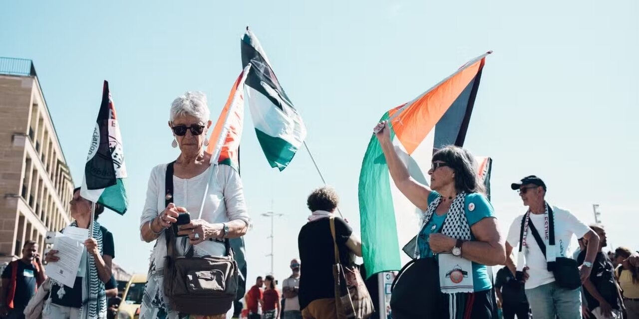 فرانسه شهرداری‌ها را از نصب پرچم فلسطین منع کرد