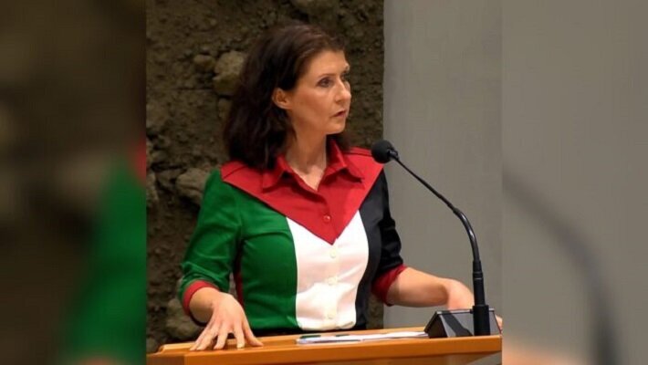 نماینده پارلمان هلند با لباس پرچم فلسطین رفت، با «هندوانه» برگشت + ویدیو