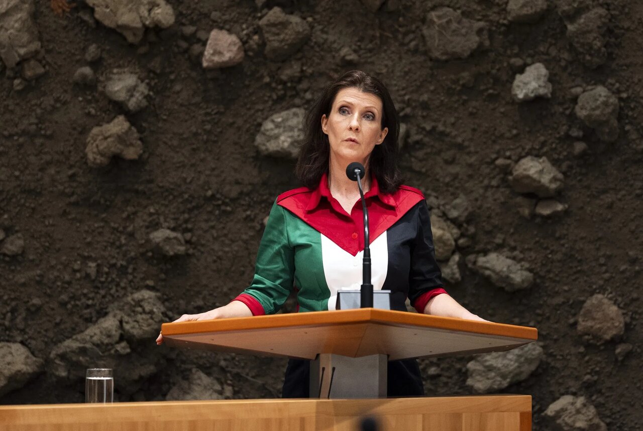 Representante del Parlamento de los Países Bajos entra con la bandera palestina y regresa con un “sandía” como símbolo de resistencia