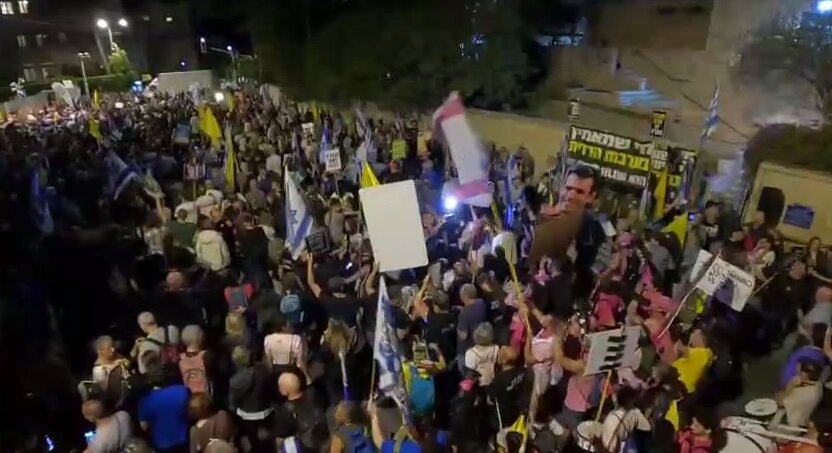 فيديو | مظاهرة في تل أبيب أمام منزل نتنياهو للمطالبة باتفاق تبادل أسرى