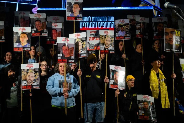 جبهة بإسرائيل لإسقاط حكومة نتنياهو والقسام تنشر صورة "وداعية" للأسرى