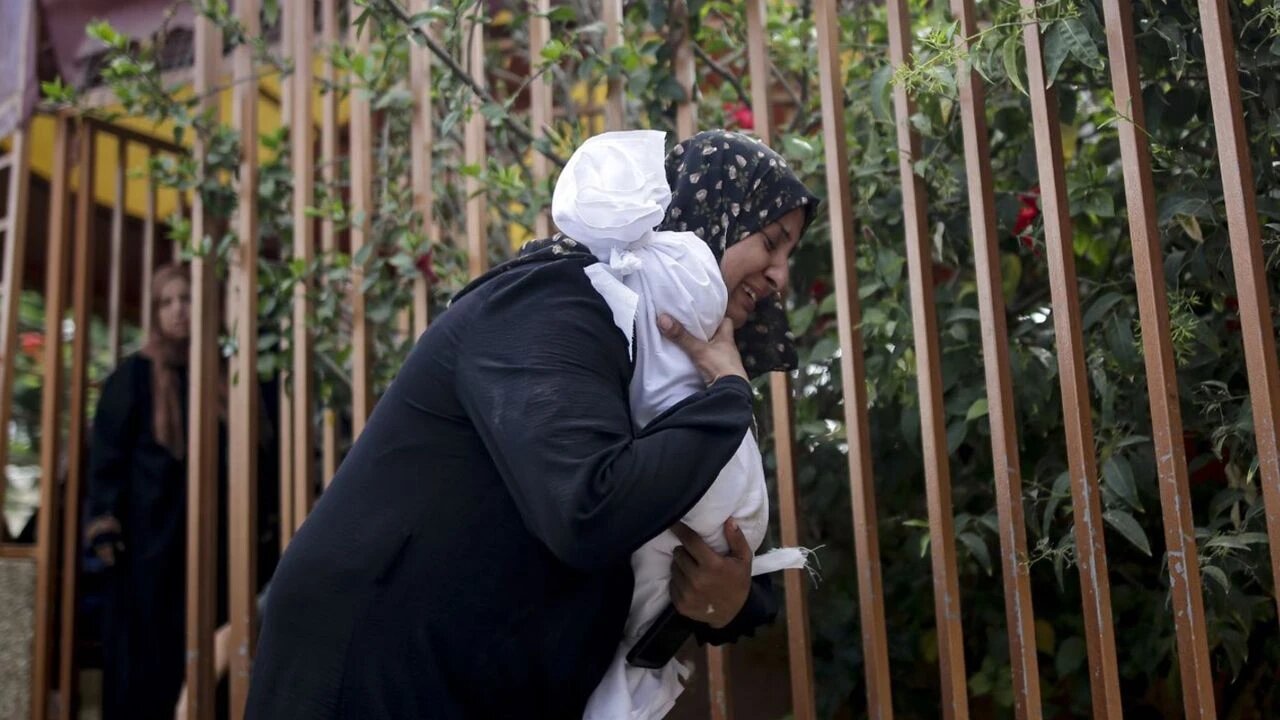 Gazze'de 7 aylık bebek annesinin kucağındayken İsrail kurşunuyla şehit oldu