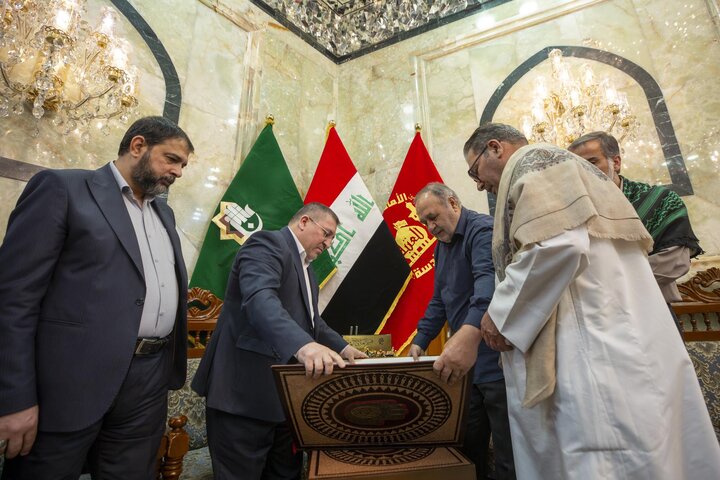 إهداء نسخة خطّية من المصحف الشريف للخطاطين الإيرانيين إلى العتبة العباسية المقدسة