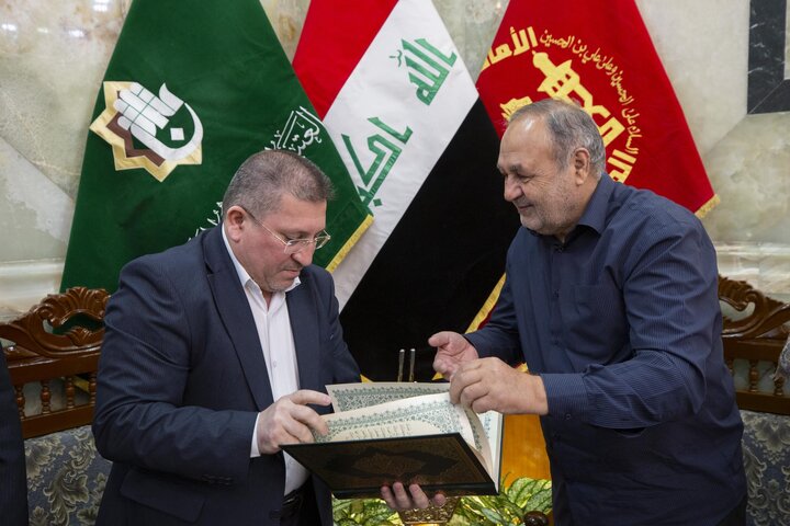 إهداء نسخة خطّية من المصحف الشريف للخطاطين الإيرانيين إلى العتبة العباسية المقدسة