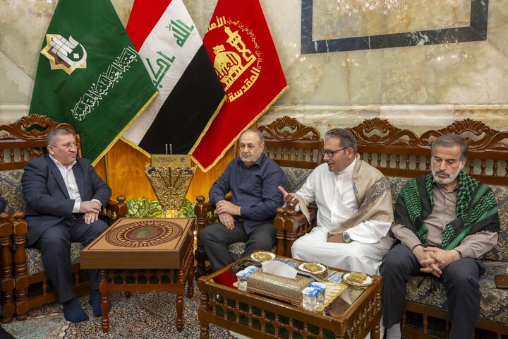 إهداء نسخة خطّية من المصحف الشريف للخطاطين الإيرانيين إلى العتبة العباسية المقدسة