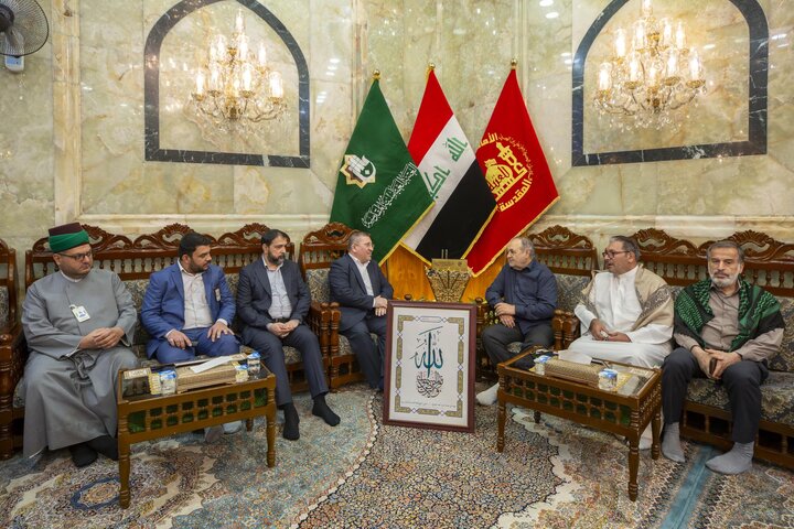 إهداء نسخة خطّية من المصحف الشريف للخطاطين الإيرانيين إلى العتبة العباسية المقدسة