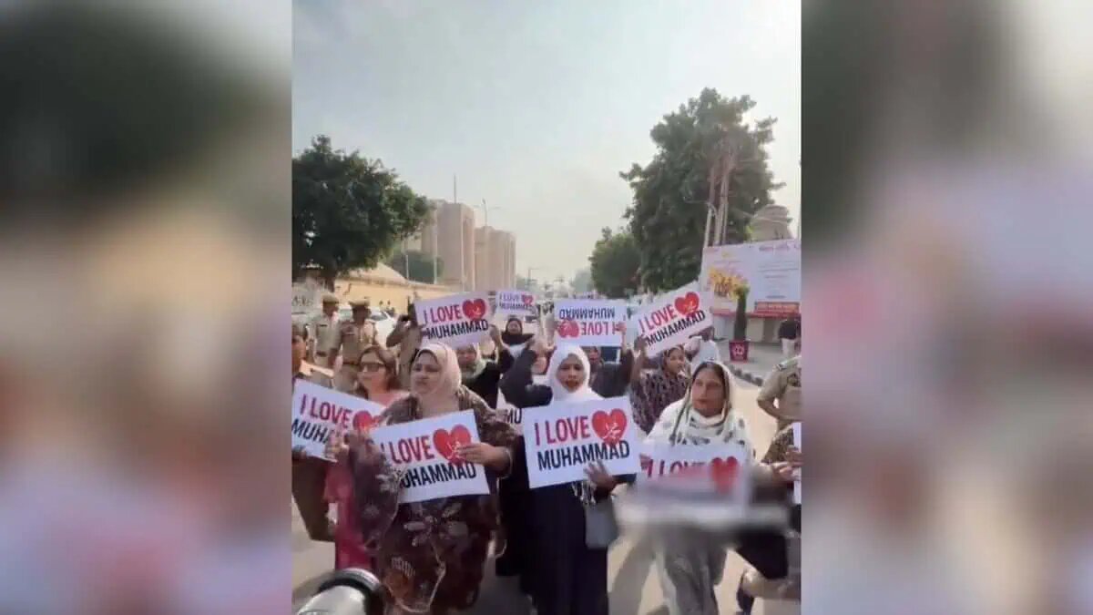 Video: Muslim Women Protest Outside UP Vidhan Bhavan Over ‘I Love Muhammad’ FIR