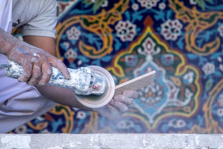 تغليف أواوين صحن باب القبلة الكبير  للعتبة العباسية بالكاشي الكربلائي