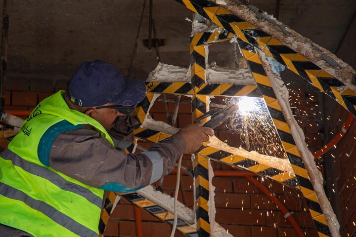 تغليف أواوين صحن باب القبلة الكبير  للعتبة العباسية بالكاشي الكربلائي