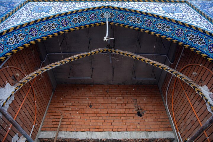 تغليف أواوين صحن باب القبلة الكبير  للعتبة العباسية بالكاشي الكربلائي