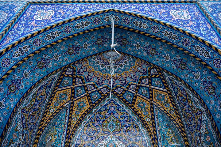 تغليف أواوين صحن باب القبلة الكبير  للعتبة العباسية بالكاشي الكربلائي