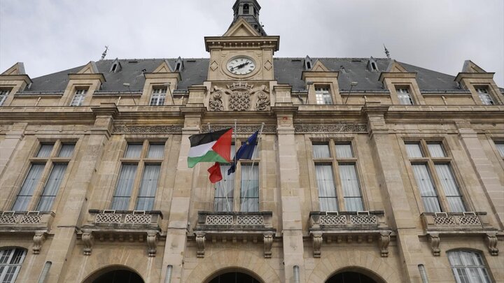 موج حمایت از فلسطین در فرانسه/ پرچم فلسطین بر فراز ساختمان ۸۶ شهرداری