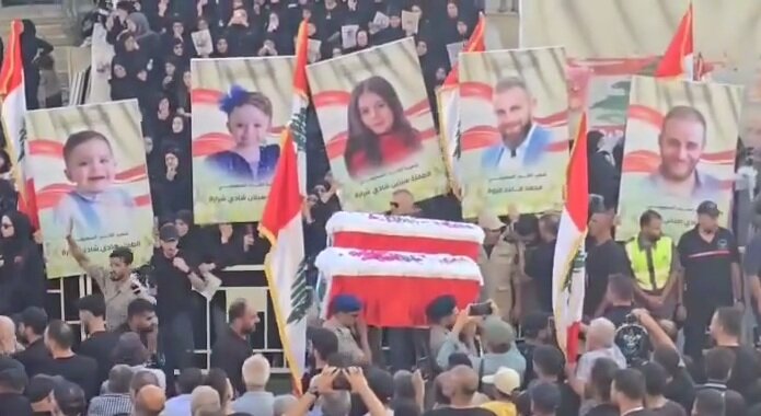 شهدای حمله رژیم صهیونیستی به بنت‌جبیل تشییع شدند + ویدیو