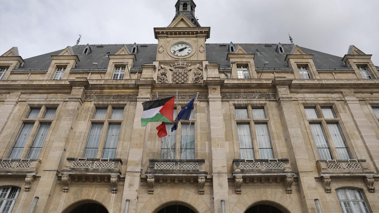موج حمایت از فلسطین در فرانسه/ پرچم فلسطین بر فراز ساختمان ۸۶ شهرداری