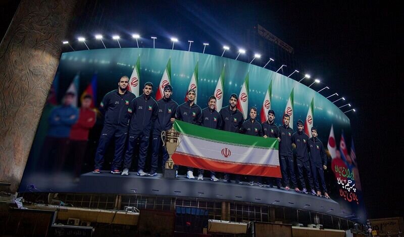 تصویر قهرمانان کشتی فرنگی بر دیوارنگاره میدان ولیعصر تهران
